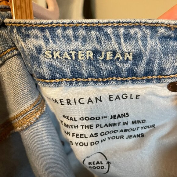 American Eagle Outfitters | Light Wash Ripped Skater Jean 12 Short - Picture 3 of 5